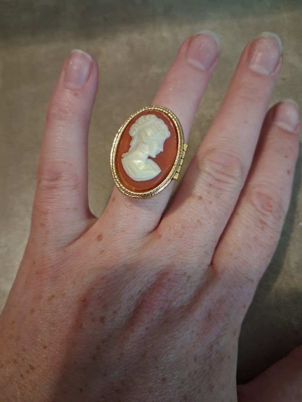 Avon Cameo locket ring